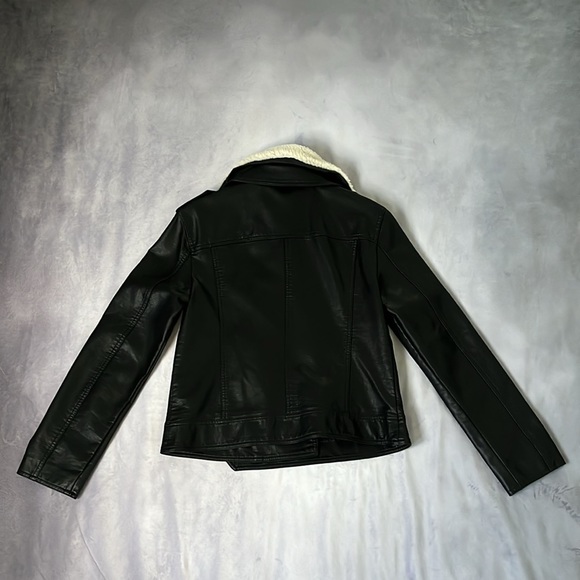 FOREVER 21 Woman’s outerwear leather jacket with removable faux fur collar - Picture 2 of 5